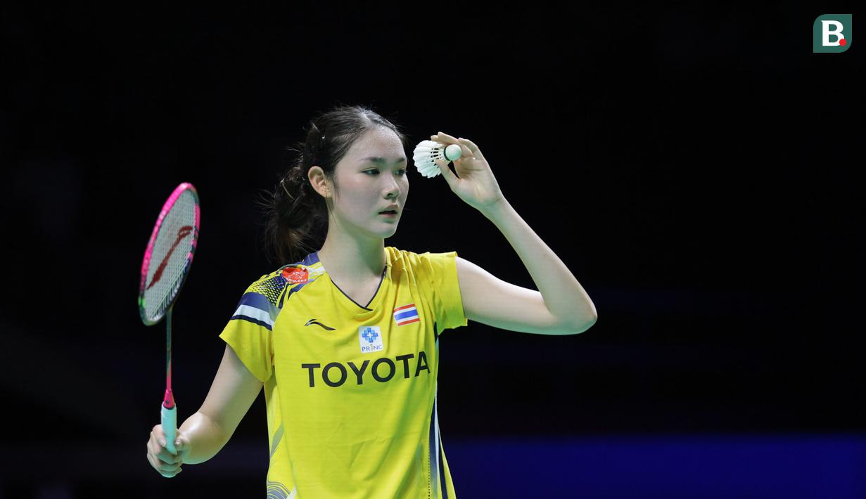 Pebulu tangkis tunggal putri Thailand, Pitchamon Opatniput melakukan servis ke arah wakil China, Chen Yu Fei saat laga final Indonesia Masters 2026 yang berlangsung di Istora, Senayan, Jakarta, Minggu (25/01/2026). (Bola.com/Bagaskara Lazuardi)
