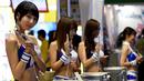 Para model mengenakan kostum karakter video game untuk mempromosikan produk di Tokyo Game Show 2016, Chiba, Tokyo, Jepang, (15/9). Tokyo Game Show adalah acara tahunan bagi para pembuat dan pengembang video-game di Jepang. (AFP PHOTO / Toru Yamanaka)