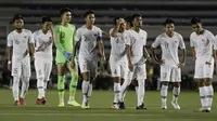Para pemain Timnas Indonesia U-22 tampak kecewa usai dikalahkan Vietnam U-22 pada laga SEA Games 2019 di Stadion Rizal Memorial, Manila, Minggu (1/12). Indonesia kalah 1-2 dari Vietnam. (Bola.com/M Iqbal Ichsan)