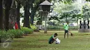 Dua Pekerja Harian Lepas (PHL) sedang membersihkan sampah daun di Taman Suropati, Jakarta, Senin (18/1/2016). Pemprov DKI Jakarta akan mengaudit Dinas Kebersihan terkait kejanggalan antara jumlah PHL dengan penganggaran. (Liputan6.com/Immanuel Antonius)