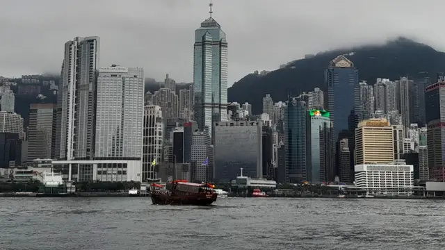 Gedung-gedung tinggi berlatar pegunungan di Hong Kong. (Foto: Liputan6.com/Benedikta Desideria)