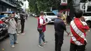 Warga berhamburan usai terjadi gempa di kawasan Polda Metro Jaya, Jakarta, Jumat (14/1/2022). Menurut BMKG, sumber gempa berada pada kedalaman 10 kilometer. (Liputan6.com/Faizal Fanani)