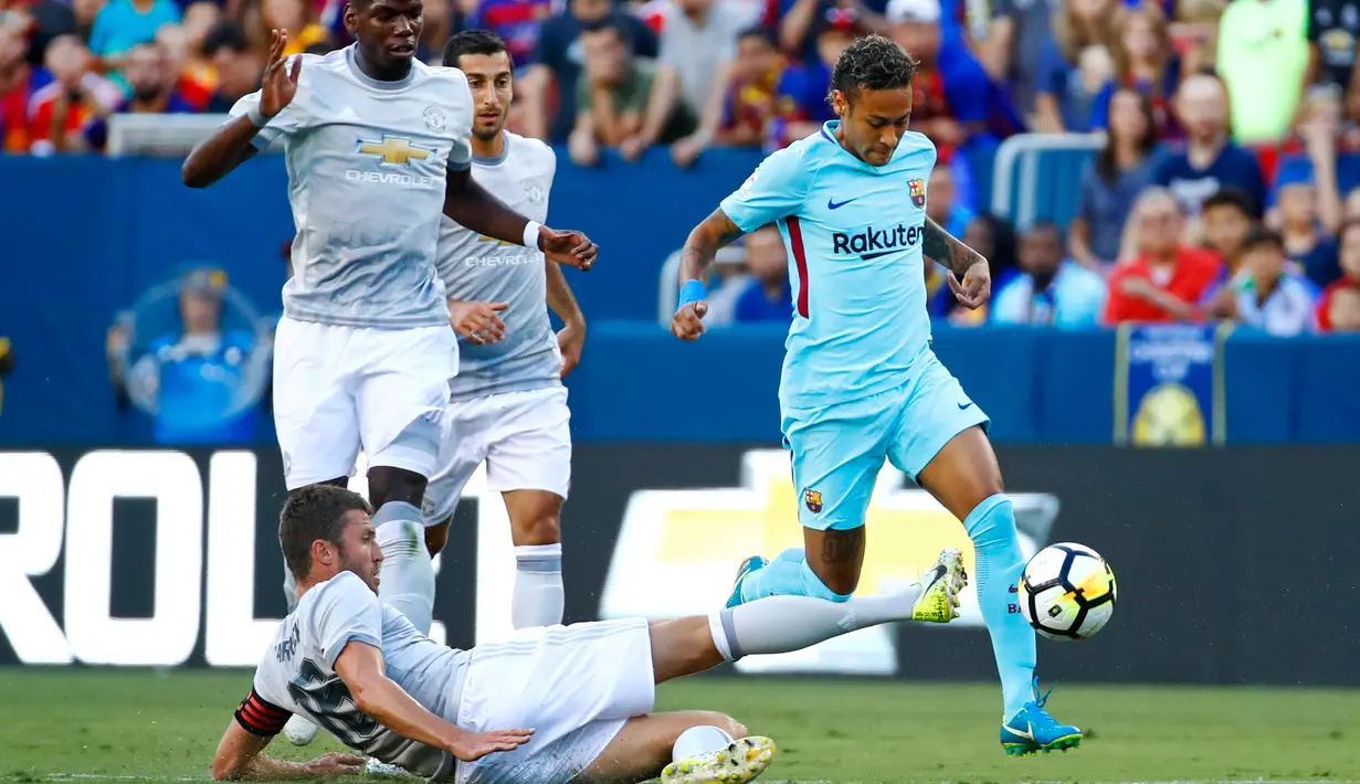 Neymar berusaha melewati gelandang Manchester United, Michael Carrick pada pertandingan International Champions Cup di Landover, AS (27/7). Barcelona menang atas Manchester United dengan skor 1-0. (AP Photo/Patrick Semansky)