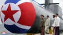 "Kapal selam ini akan menjalankan misi tempurnya sebagai salah satu sarana menyerang bawah air inti kekuatan angkatan laut DPRK," ujar Kim. (STR/KCNA VIA KNS/AFP)