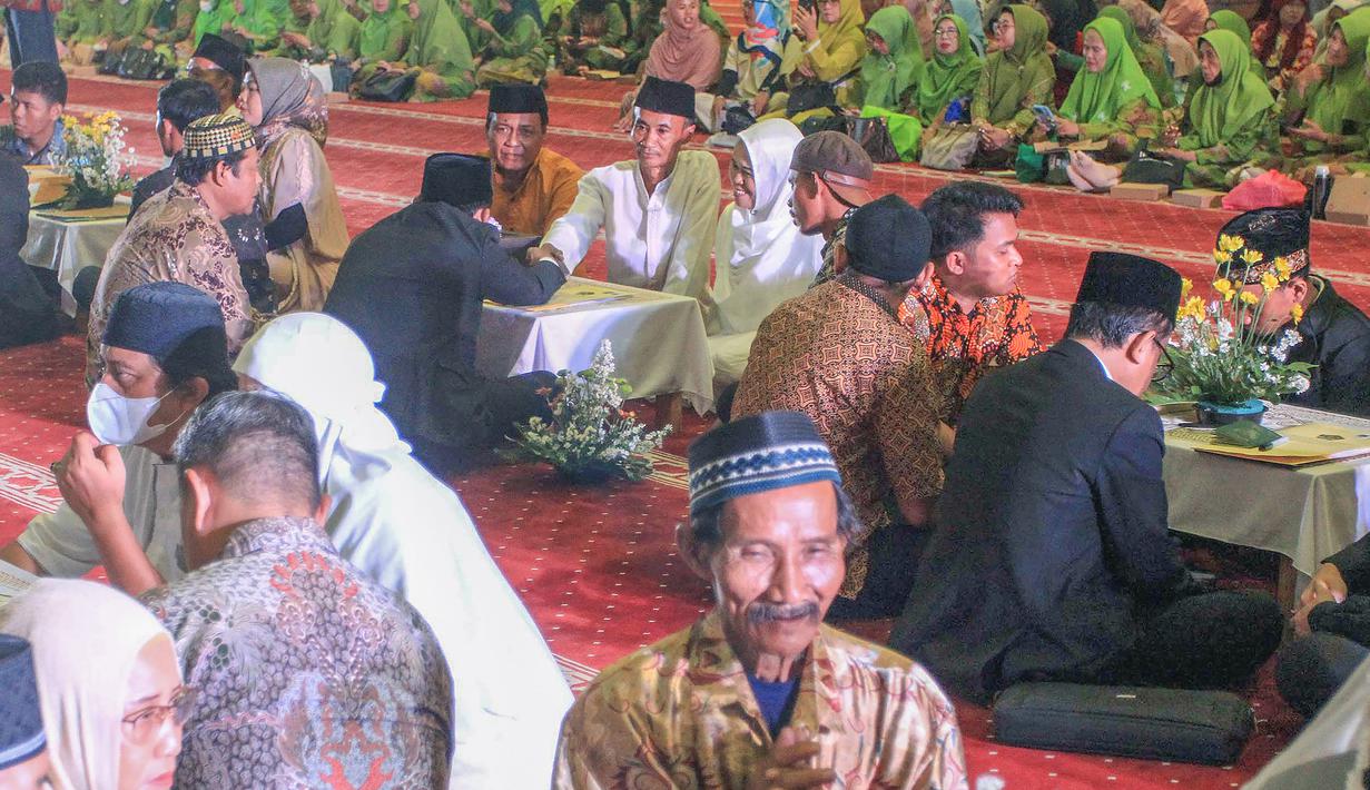 Acara bertajuk bertajuk "Nikah Fest Gratis" ini merupakan hasil kerja sama PW Muslimat NU Jakarta, Kanwil Kementerian Agama Provinsi Jakarta, dan Istiqlal Global Fund. Tampak dalam foto, pasangan pengantin mengikuti Isbat nikah massal 2025 di Mesjid Istiqlal, Jakarta, Rabu (3/12/2025). (merdeka.com/Arie Basuki)