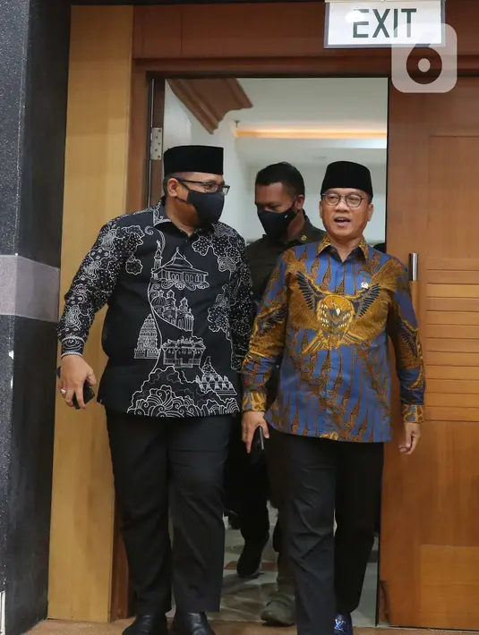 Menteri Agama Yaqut Cholil Qoumas (kiri), dan Ketua Komisi VIII DPR RI Yandri Susanto (kanan) berbincang sebelum rapat kerja Komisi VIII DPR RI di Kompleks Parlemen, Senayan, Jakarta, Selasa (31/5). Rapat tersebut membahas persiapan pelaksanaan ibadah haji dan alokasi quota pengawas haji tahun 1443H/2022M.( Liputan6.com/Angga Yuniar)