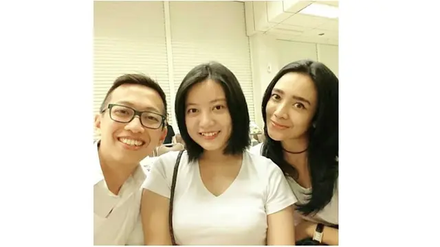 Meski tinggal di Amerika, Alfandy tetap berkomunikasi dengan dua personel Trio Kwek Kwek lainnya.