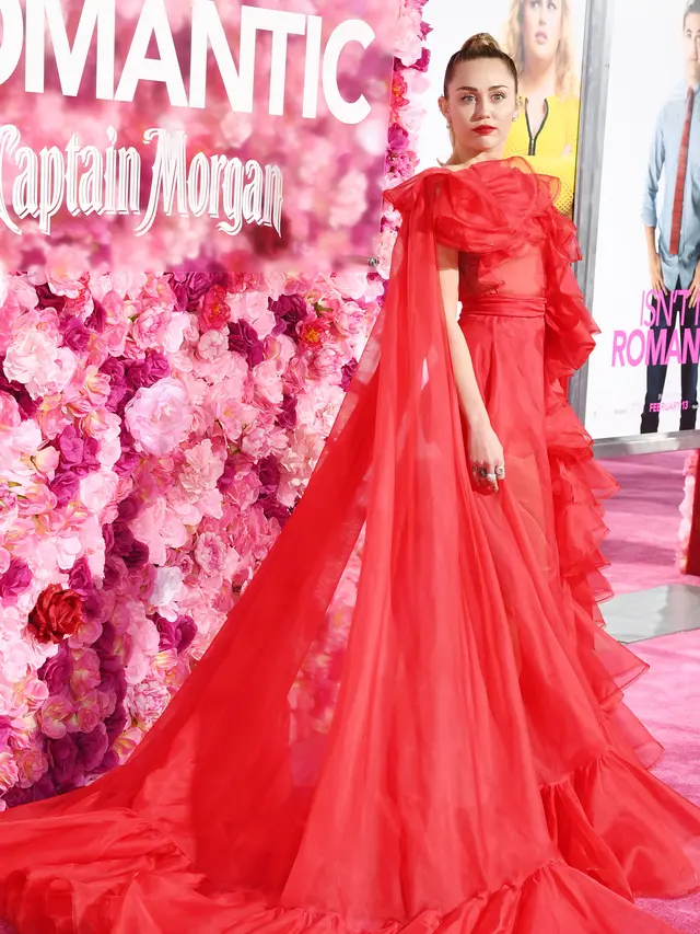 Miley Cyrus Tampil Memesona di Pemutaran Film Isn't It Romantic