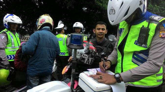 Puluhan pengendara sepeda motor ditilang dan sebagian kendaraan diangkut dalam operasi Asmara Subuh.