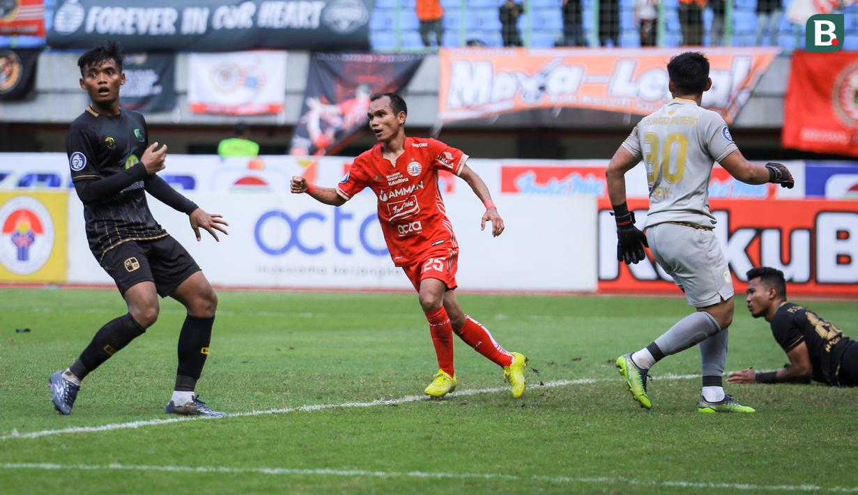 <p>Pemain Persija Jakarta, Riko Simanjuntak merayakan gol yang dicetaknya ke gawang Barito Putera pada laga lanjutan BRI Liga 1 2022/2023 di Stadion Patriot Candrabhaga, Bekasi, Rabu (22/02/2023). (Bola.com/Bagaskara Lazuardi)</p>