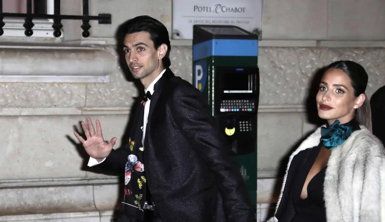 Gelandang Paris Saint-Germain, Javier Pastore tiba menghadiri pesta ulang tahun pemain depan Neymar yang ke 26 di Pavillon Cambon di Paris (4/2). (AFP Photo/Thomas Samson)