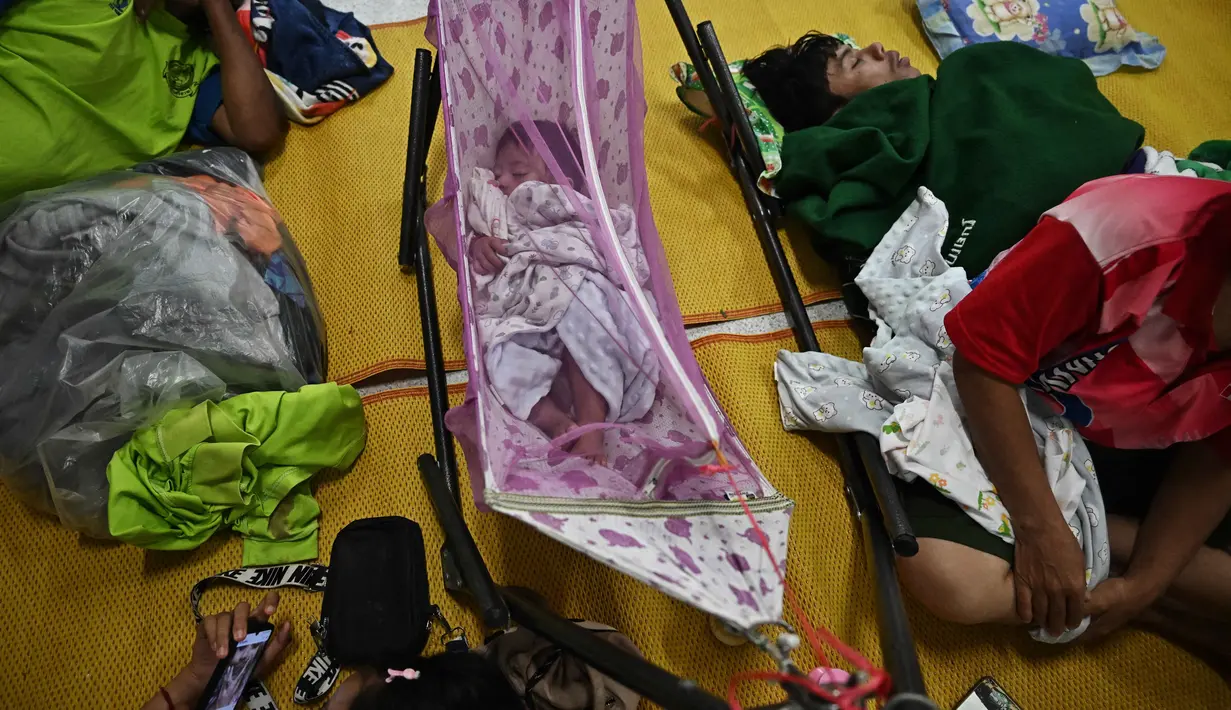 Para pengungsi berlindung di salah satu aula Universitas Surindra Rajabhat, di provinsi perbatasan Thailand, Surin, pada 24 Juli 2025. (Lillian SUWANRUMPHA/AFP)
