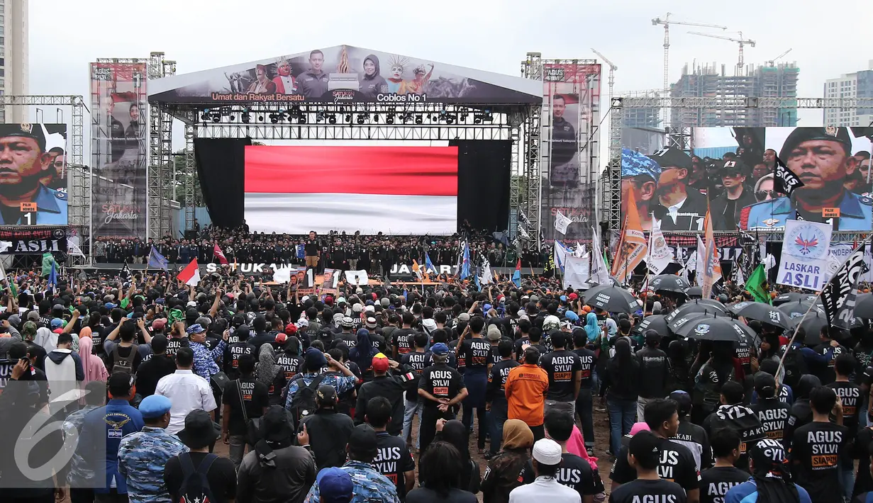 Suasana Kampanye Akbar Satukan Jakarta di kawasan Kuningan, Jakarta, Sabtu (11/02). Di hari terakhir kampanye pasangan cagugb dan cawagub DKI Jakarta no 1, Agus dan Sylvi mengajak untuk memilih pada 15/02/2017. (Liputan6.com/Herman Zakharia)