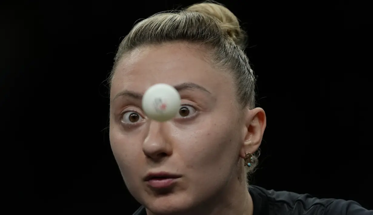 Petenis meja Austria Sofia Polcanova bermain melawan Chen Meng dari China pada pertandingan tenis meja perempat final tunggal putri Olimpiade Paris 2024 di South Paris Arena, Kamis (1/8/2024). (AP Photo/Petros Giannakouris)