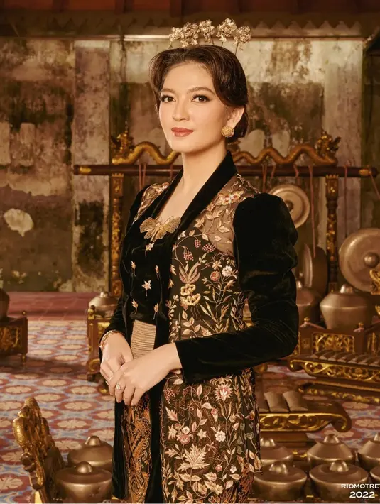 Tak hanya menjalani pemotretan dengan gaun mewah saja, akan tetapi Selvi Ananda juga tampil anggun dengan kebaya berwarna hitam. Penampilan istri Gibran Rakabuming ini bahkan disebut bak seorang putri. (Liputan6.com/IG/@riomotret)