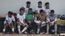 Para pemain Timnas Indonesia U-19 melepas lelah usai uji coba melawan Timnas Indonesia U-23 di Lapangan ABC Senayan, Jakarta, Sabtu (24/2/2018). Timnas U-23 menang 5-0 atas Timnas U-19. (Bola.com/Vitalis Yogi Trisna)