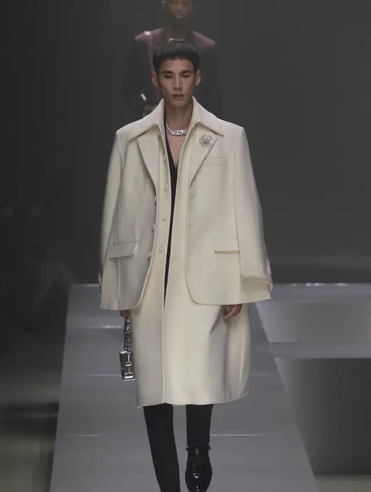 Siluet pakaian malam yang subversif dihadirkan dalam bentuk jaket model double-breasted, celana formal pinggang super tinggi, dan tailcoat. Foto: Document/FENDI.