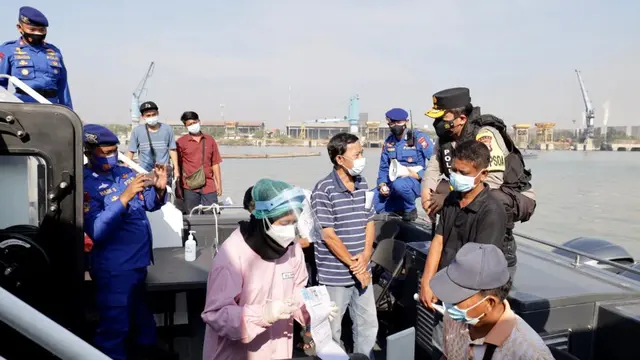 Vaksinasi di pesisir Gresik. (Dian Kurniawan/Liputan6.com)