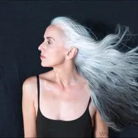 Berusia 60 tahun, wanita ini tamil percaya diri jadi model bikini.