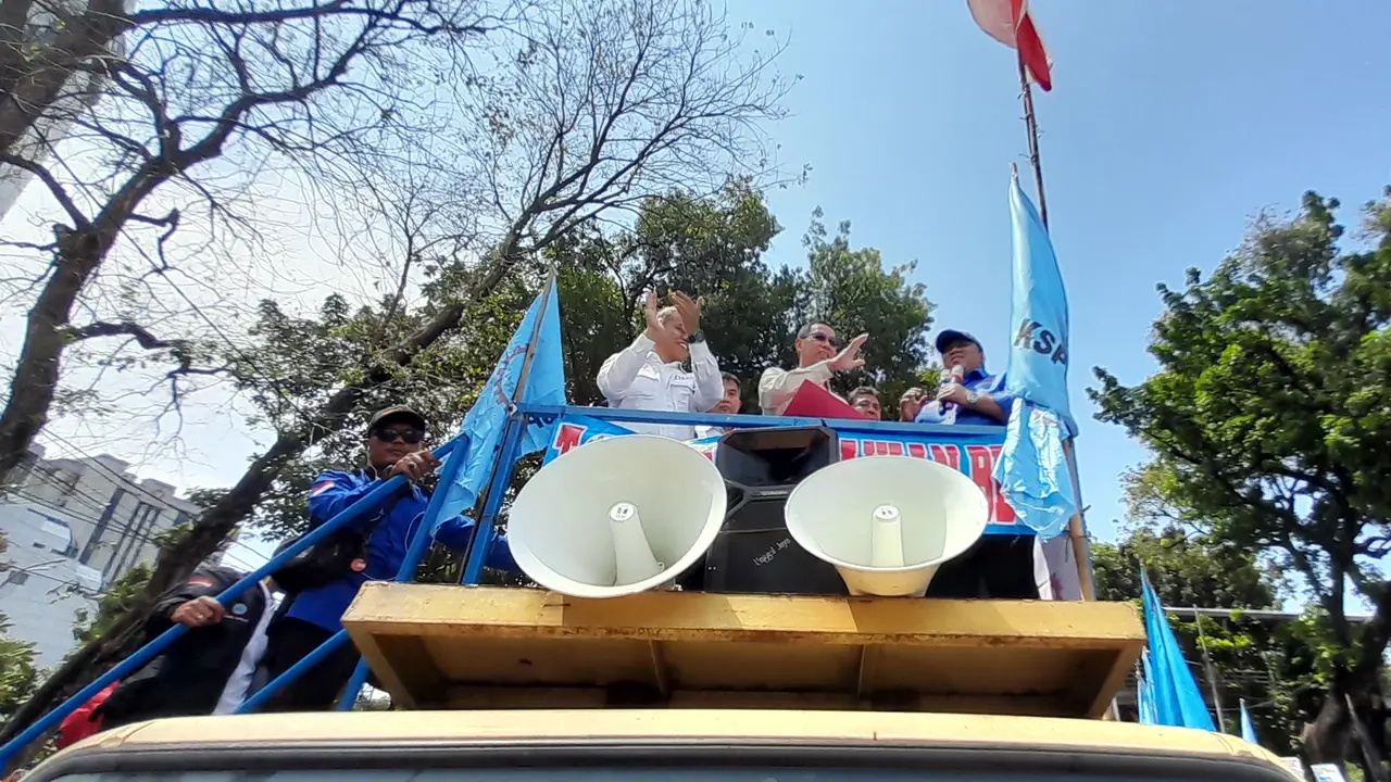 Kepala Sekretariat Presiden, Heru Budi Hartono menemui massa buruh.