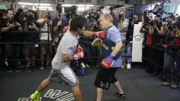 Pacquiao sedang berlatih di Wild Card Boxing, Los Angeles. (AP Photo/Jae C. Hong)
