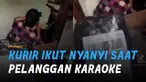 Kurir satu ini nampaknya justru terhibur dengan tingkah pelanggannya.