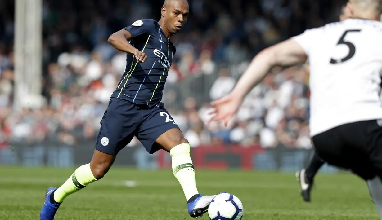 3. Fernandinho (Man City) - 33 tahun, 15 juta euro (AFP/Adrian Dennis)