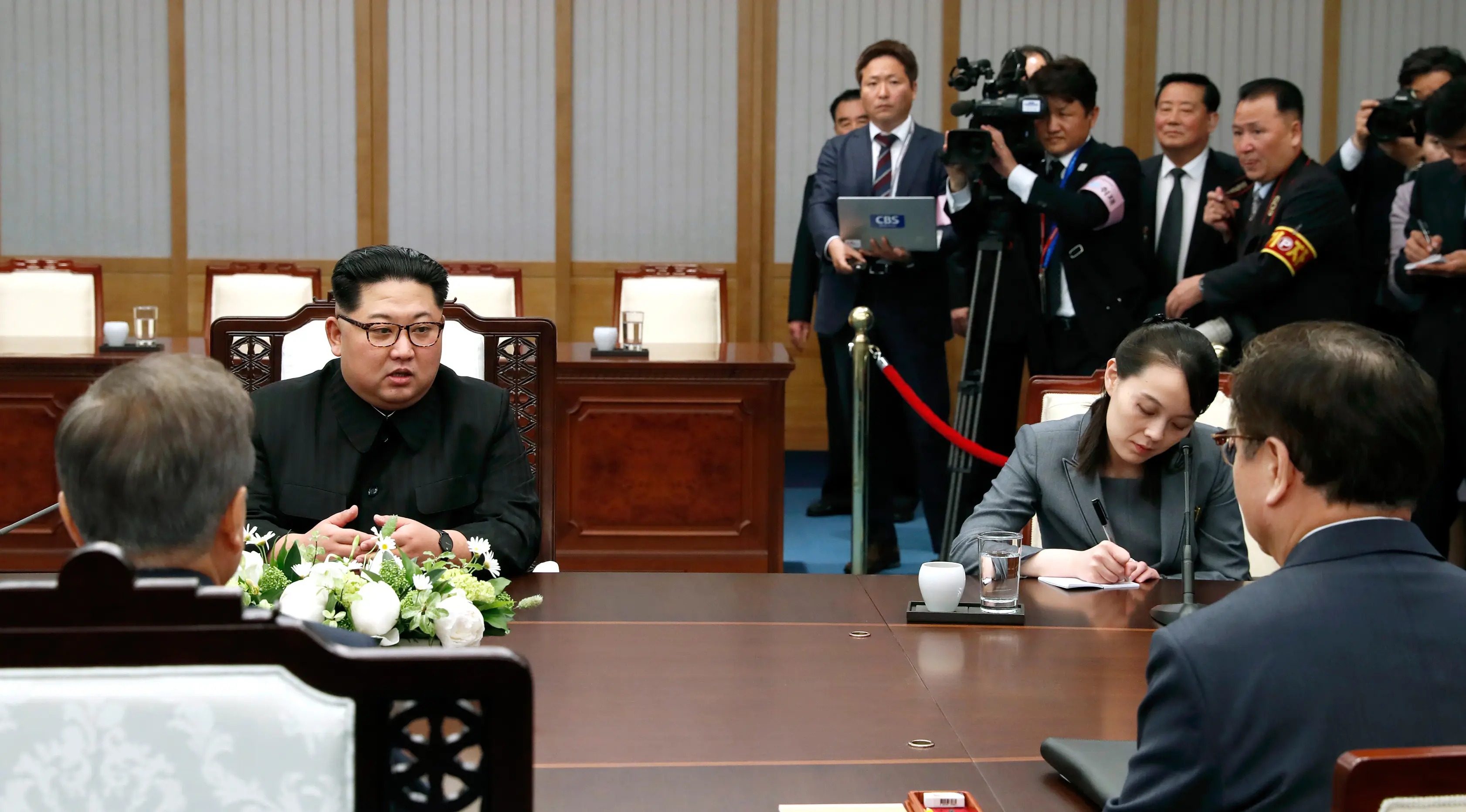 Pemimpin Korea Utara Kim Jong Un (kiri) berbicara dengan Presiden Korea Selatan Moon Jae-in di Peace House, Panmunjom, Korea Selatan, Jumat (27/4). Kedua negara akan membahas terkait senjata nuklir Korea Utara. (Korea Summit Press Pool via AFP)