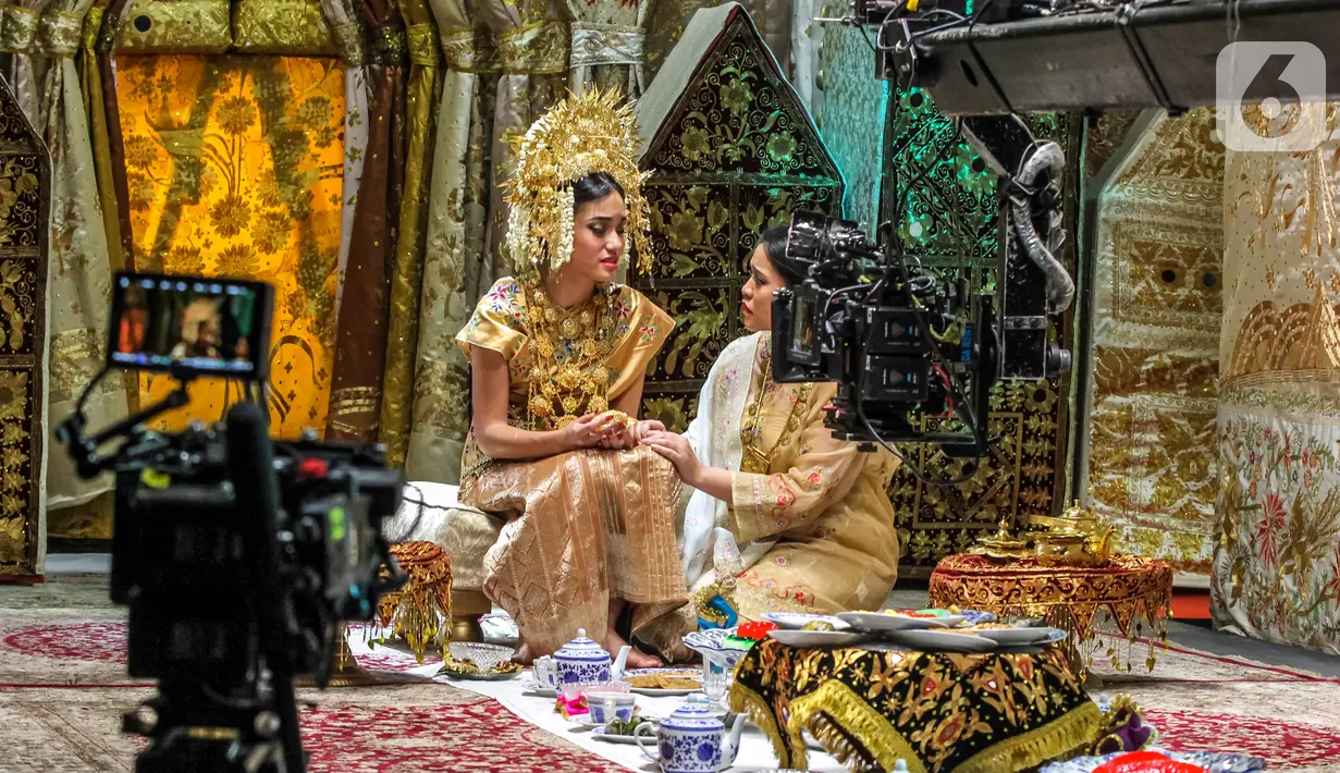 Pemain memerankan Serial Musikal Nurbaya yang diadaptasi dari novel Sitti Nurbaya: Kasih Tak Sampai di salah satu studio di Jakarta, Senin (28/06/2021). Serial musikal yang akan tayang perdana pada Kamis, 1 Juli 2021 pukul 19.00 akan diunggah satu episode setiap minggunya. (Liputan6.com/HO/ID)