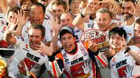 Pebalap Repsol Honda, Marc Marquez, merayakan gelar juara dunia MotoGP 2016 di Motegi, Jepang, Minggu (16/10/2016). (EPA/Kimimasa Mayama)
