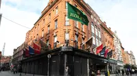 Sejumlah pejalan kaki melewati sebuah toko pakaian yang tutup di Dublin, Irlandia (22/10/2020). Mulai Kamis (22/10), Irlandia memberlakukan lagi karantina wilayah (lockdown) nasional akibat penyebaran kembali COVID-19 di negara tersebut. (Xinhua)