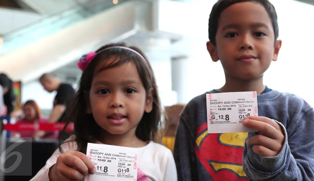 Dua anak memperlihatkan tiket nonton Peanut Snoopy di Blitz Megaplex, Jakarta, Sabtu (12/12/2015). Nonton bareng tersebut diselenggarakan oleh Cinemaholic Liputan6.com bekerjasama dengan Lipton. (Liputan6.com/Angga Yuniar)