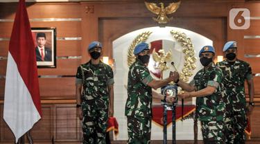 Marsekal Pertama (Marsma) TNI Wahyu Hidayat Sudjatmiko menerima tongkat komando dari Mayjen Tri Budi Utomo saat serah terima jabatan Komandan Pasukan Pengamanan Presiden (Danpaspampres) di Mako Paspampres, Jakarta Pusat, Senin (18/7/2022). Marsma TNI Wahyu Hidayat Sudjatmiko resmi menjabat sebagai Danpaspampres menggantikan Mayjen Tri Budi Utomo. (merdeka.com/Iqbal S. Nugroho)