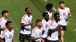 Menjelang kepindahannya ke Barcelona, Lewandowski masih menyempatkan diri mengikuti sesi latihan. (AFP/Christof Stache)