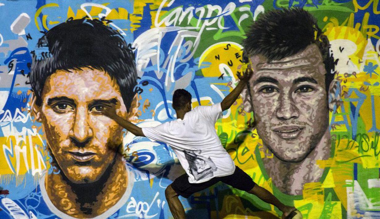 Lionel Messi dan Neymar menjadi pujaan publik sepakbola dunia. Mural ini terdapat di Rio de Janeiro, Brasil. (AFP Photo/Yasuyoshi Chiba)