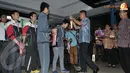 Gita Wirjawan sedang mengalungkan bunga pada Lilyana yang sukses meraih kemenangan dalam Kejuaraan Dunia Bulutangkis di Cina (Liputan6.com/ Helmi Fithriansyah).