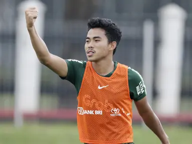 Pemain Timnas Indonesia U-22, Nurhidayat, saat latihan di Lapangan ABC Senayan, Selasa (5/2). Nurhidayat merupakan palang pintu andalan yang siap menjaga pertahanan Timnas Indonesia U-22. (Bola.com/M Iqbal Ichsan)