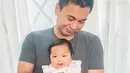 Raditya Dika menikah dengan Anissa Aziza pada 5 Mei 2018. Setelah setahun menikah, akhirnya mereka berdua dikaruniai sang buah hati, Alinea. Kebahagiaan begitu terpancarkan dari komika tersebut saat memangku anaknya tersebut. (Liputan6.com/IG/@raditya_dika)