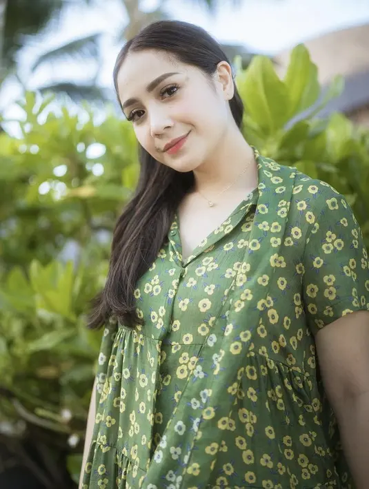 Rambut hitam sebahu Nagita Slavina pun dibiarkan tergerai. Ia pun memilih tampil tanpa poni.  Credit: Instagram (@raffinagita1717)