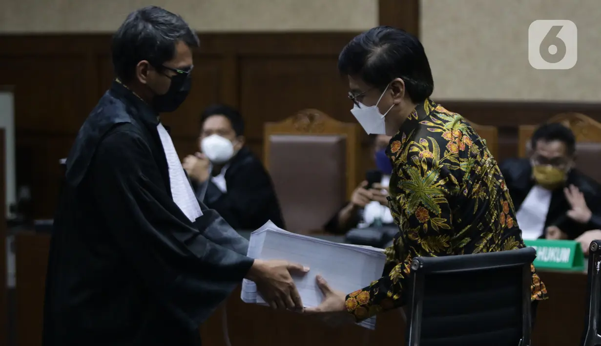 Terdakwa dugaan korupsi pengadaan tanah di Munjul, Pondok Ranggon, Jakarta Timur tahun 2019 yang juga Mantan Dirut Perumda PSJ, Yoory C Pinontoan menerima berkas tuntutan di Pengadilan Tipikor Jakarta, Kamis (10/2/2022). Yoory dituntut 6 tahun 8 bulan penjara. (Liputan6.com/Helmi Fithriansyah)