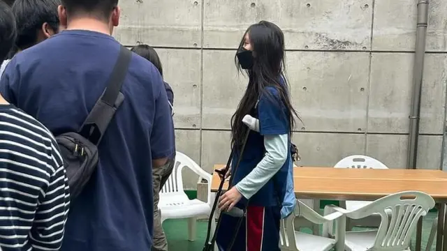 Hyein NewJeans kedapatan pakai kruk atau alat bantu berjalan saat berada di gereja. (Foto: Tangkapan Layar Allkpop)