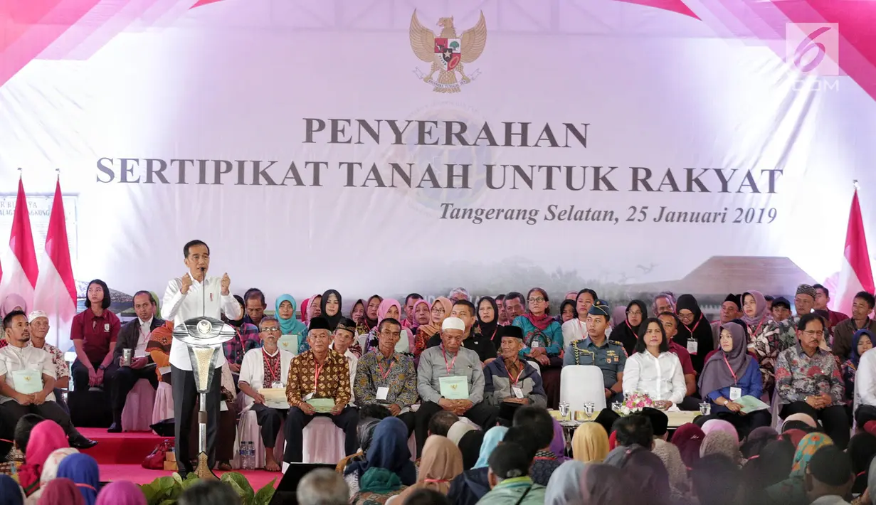 Presiden Joko Widodo memberikan sambutan saat pembagian sertifikat tanah kepada warga di Pusat Penerbangan Angkatan Darat, Pondok Cabe,  Tangsel, Jumat (25/1). Pada kesempatan ini, 40.172 sertifikat tanah dibagikan oleh Jokowi (Liputan6.com/Faizal Fanani)