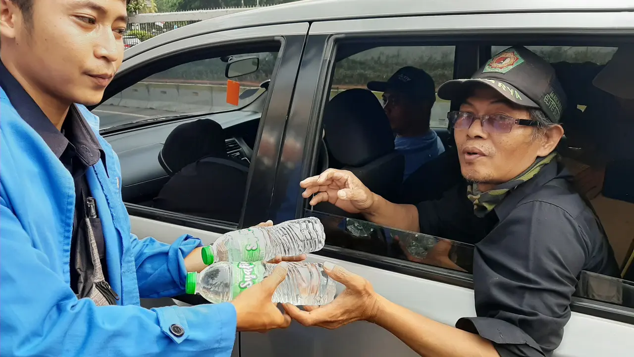 Simpati dengan Aksi Mahasiswa, Warga Bagikan Makanan dan Minuman