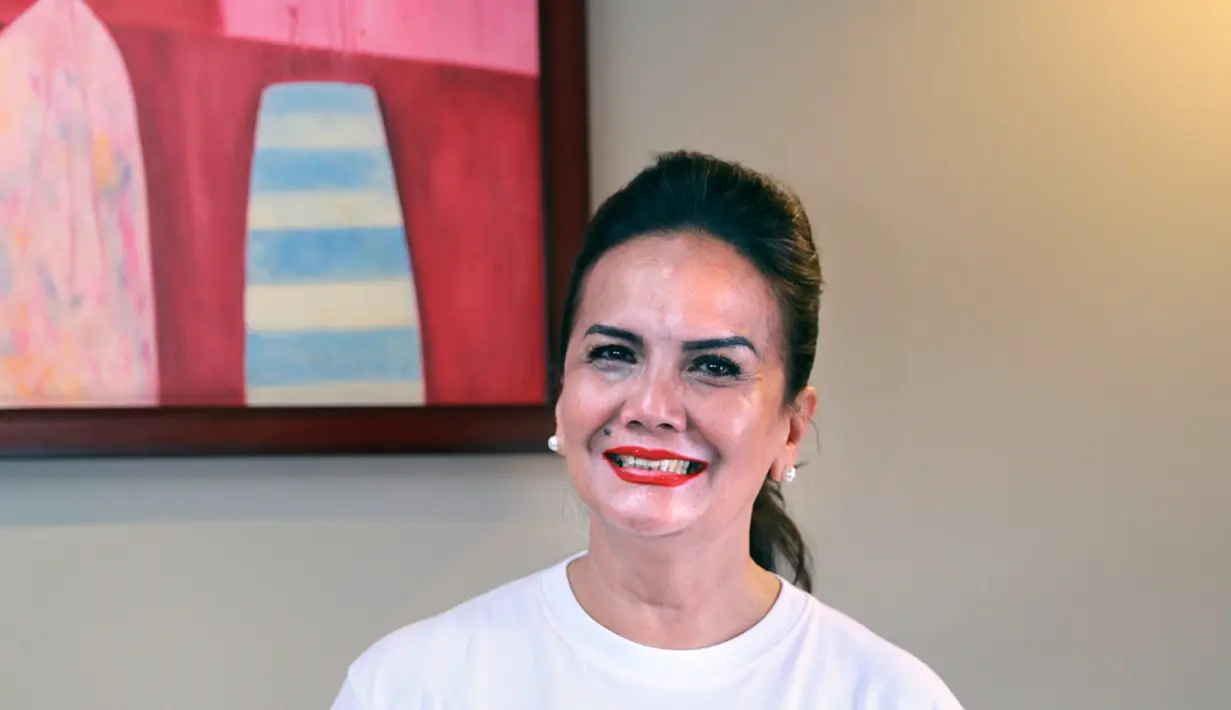 "Begitu baca sambil sarapan dan fokus, air mata saya berlinang. Saya jarang baca skrip. Ibu saya says pun seperti itu, sangat tersentuh," kata Christine Hakim di kawasan Tebet, Jakarta Selatan, Rabu (16/3/2016). (Adrian Putra/Bintang.com)