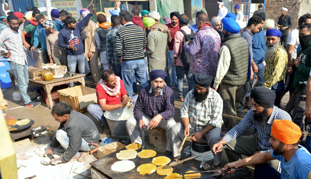 Sejumlah sukarelawan menyiapkan makanan dalam aksi unjuk rasa di perbatasan Delhi-Haryana Singhu di India (9/12/2020). Para petani juga mengancam akan meningkatkan aksi mereka dengan memblokir jalan-jalan raya utama yang menghubungkan kota-kota terdekat dengan ibu kota negara tersebut. (Xinhua/Str)
