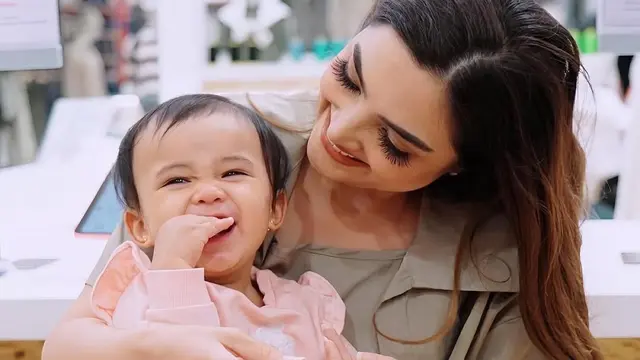 Potret Kedekatan Ashanty dengan Azura. (instagram/ashanty_ash)