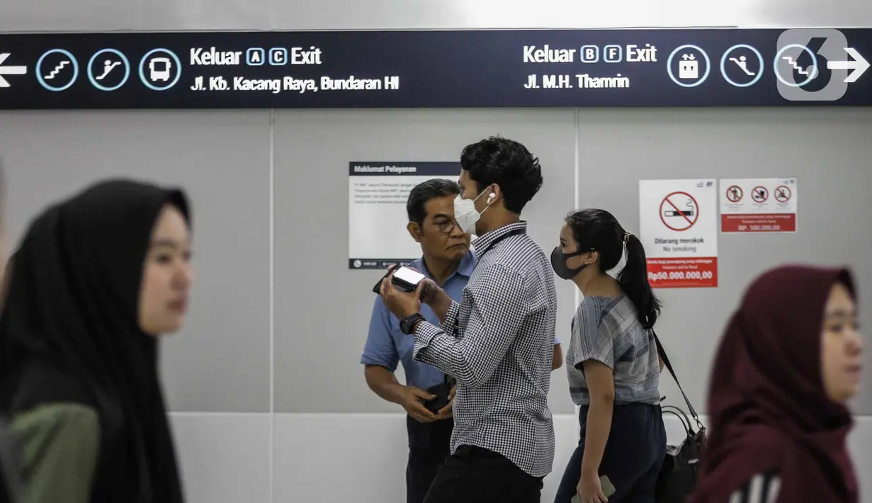 Sejumlah penumpang menggunakan masker saat antre memasuki kereta Mass Rapid Transit (MRT) di Stasiun Bundaran HI Jakarta, Selasa (3/3/2020). Penumpang dengan gejala demam tinggi dilarang masuk dan menggunakan MRT sebagai upaya pencegahan penyebaran virus corona Covid 19. (Liputan6.com/Faizal Fanani)
