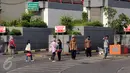 Sejumlah calon penumpang menunggu di luar Terminal Blok M Jakarta, Selasa (22/3/2015).Terminal Blok M terlihat lebih sepi akibat isu sejumlah aksi persatuan pengemudi angkutan darat yang menolak angkutan berbasis on-line. (Liputan6.com/Helmi Fithriansyah)