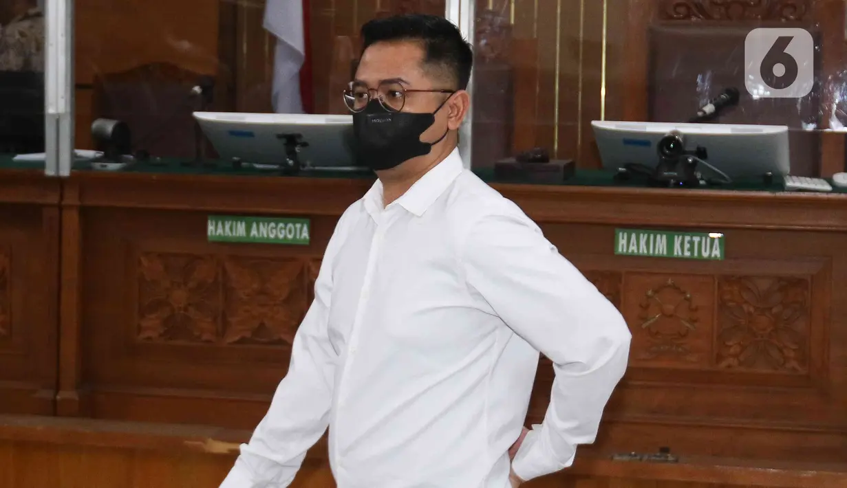 Ekspresi terdakwa kasus dugaan perintangan penyidikan pada kasus pembunuhan Brigadir Yosua, Irfan Widyanto usai menjalani sidang putusan di Pengadilan Negeri Jakarta Selatan, Jumat (24/2/2023).  Ketua Majelis Hakim menyatakan, Irfan Widyanto terbukti bersalah menghalangi penyidikan atas kasus pembunuhan berencana Nofriansyah Yosua Hutabarat alias Brigadir J. (Liputan6.com/Herman Zakharia)