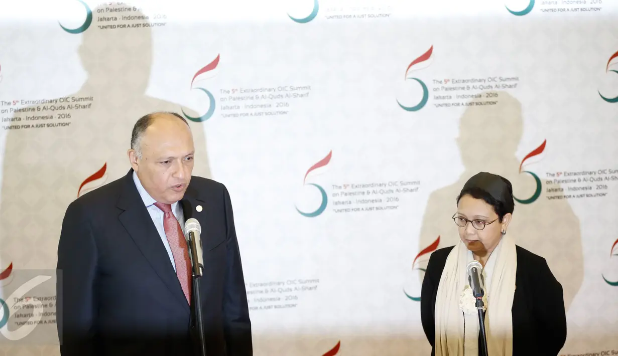 Menlu Mesir, Sameh Soukry (kiri) dan Menlu RI, Retno Marsudi melakukan pertemuan bilateral di sela pertemuan KTT Luar Biasa OKI di Jakarta, Minggu (6/2/2016).  Indonesia meminta kemudahan investasi di Mesir. (Liputan6.com/Faizal Fanani)